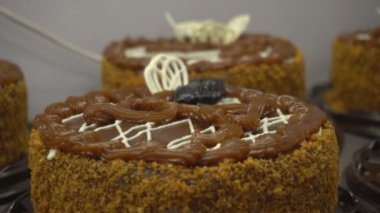 Soğutmalı Torte veya pasta süslenmiş üst için beyaz çikolata ile süslüdür. Karamel krem, Mousse, Jam ile dolu tatlı tatlılar kek manuel imalatı. Un şekerleme üretimi.