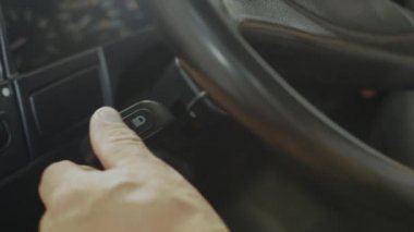 Bir araç muayene istasyonunda bir arabanın farları kontrol