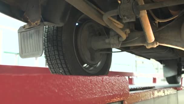 Compruebe la suspensión de los coches en la estación de servicio y chequeo, diagnósticos — Vídeos de Stock