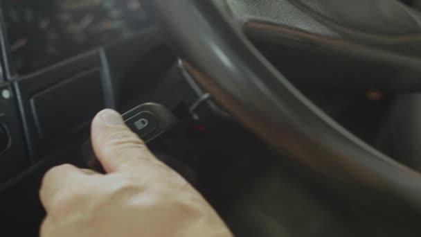 Verificar os faróis de um carro numa estação de inspecção de veículos — Vídeo de Stock