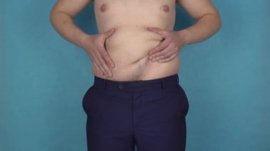 Yağ göbek dokunur ve karın sallar ile kilolu adam. Obezite, merhametsiz vücut. Tombul ya da yağlı kızarmış gıdalar ve içecekler bira çok yiyor kalın adam. Erkek Sağlığı ve diyeti. Geniş bel, şekil