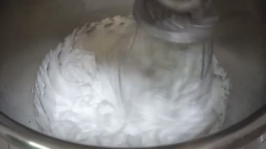 Endüstriyel çırpıcı veya mikser krem şanti pişirmek için bir krem kırbaçlar. Fırın atölyesinde tatlı ve tatlıların manuel imalatı. Un şekerleme üretimi.