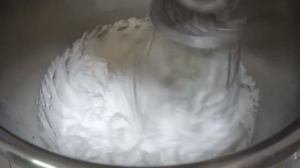 Industri kocokan atau mixer whips krim untuk memasak krim kocok. Pembuatan manual permen dan makanan penutup di bengkel roti. Produksi gula-gula manis . — Stok Video