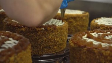 Tortes ve turta karamel krema, mus, dekore üst için reçel ile garnitür vardır. Haşlanmış yoğunlaştırılmış süt ile doldurulur tatlı tatlılar kek manuel imalatı. Un şekerleme üretimi.