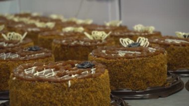 Garnitürüst için beyaz çikolata ile soğutulmuş tortes ve turta dekorasyon. Karamel krema, mus, reçel ile doldurulur tatlı tatlılar kek manuel imalatı. Un şekerleme üretimi.