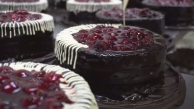 Bisküvi pastası, meyve ve çilek ile sünger kek süslenmiş üst için beyaz çikolata ile süslüdür. Tatlı tatlılar el yapımı çilek ile Tortes. Un şekerleme üretimi.