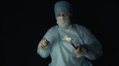 Cerrah ameliyattan önce hastaya doğru eğilir, birinci şahıs görüşü. Neşter, kavrayıcı veya forcep ile Doktor hastanede bir hasta dokuları kesmeye başlamak için hazır.