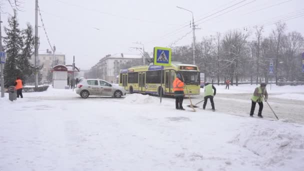 Bobruisk, Bělorusko-14. ledna 2019: Janci v návěstních vestě v zimě odstraní sníh ve městě, pomalý pohyb — Stock video