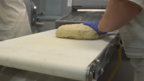 Beredning och rulldeg för att göra bullar och croissanter. Produktion för produktion av konditorivaror och konfektyr, pizza — Stockvideo