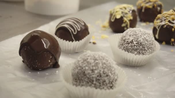 Handmatige vervaardiging van chocolade cakes en zoetigheden desserts. Bakkerijproducten. Productie van meel zoetwaren. Handgemaakte snoepjes met cacao. Banketbakkers of werknemers met hun handen maken van taarten — Stockvideo