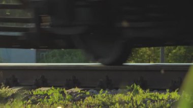 Tren vagonları demiryolu, tren tekerlekleri yakın çekim, arka plan