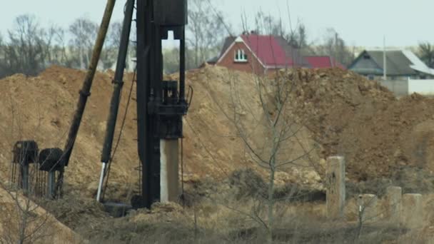 오래된 소련 더미 드라이버는 건물이나 다른 구조물에 대한 기초 지원을 제공하기 위해 토양에 더미를 구동한다. 부동산 시장. 주거용 건물의 건설. — 비디오