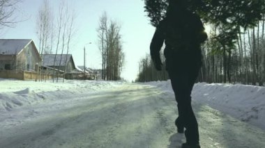Kişi evine omuzlarında kesilmiş Noel ağacı aşağı taşır ve şehirde yeni yıl önce karda ormandan yürümek. Kavram kutlama başlar. Yavaş çekim