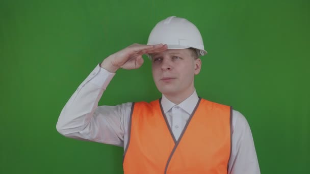Costruttore o ingegnere guarda i lavori di costruzione. Chromakey. Boss o capo in un casco bianco e arancione gilet riflettente o gilet guarda processo di costruzione. Mercato immobiliare . — Video Stock