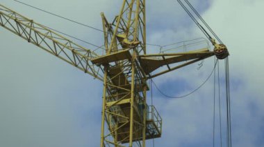 Konut panel binası inşaatı sırasında kule vinç. Alt görünüm. Emlak piyasası. Çok katlı ev.