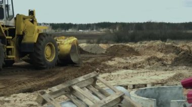 Mühendislik aracı çok amaçlı makine ya da inşaat sahasında yol yapımı aşamasında toprak yükleme ve boşaltma işlerini gerçekleştirmek için tek kova tekerleği yüklü traktör.