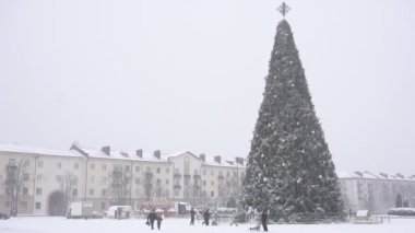 Şehrin meydanında çok güzel süslenmiş bir Noel ağacı. Noel süsü. Yeni Yıl Bobruisk, Belarus - 03.01.19