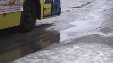 İnsanlar otobüs durağında toplu taşıma bekliyor. Kış şehri, kar yağıyor, yavaş çekim Bobruisk, Belarus - 14 Ocak 2019