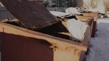 Kışın yerleşim bölgesinde çöp ya da çöp için umumi geri dönüşüm çöpü. Paslı metalden çöp kutusu. Ev atığı imhası