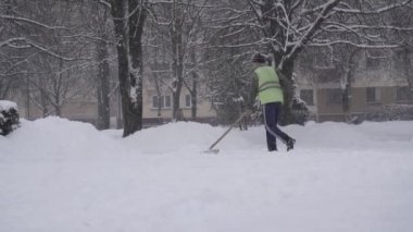 Erkek hademe şehirde kar fırtınası Bobruisk, Belarus - 14 Ocak 2019