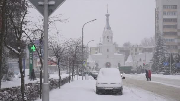 Iglesia en la ciudad sobre un fondo de nieve en invierno, Año Nuevo bullicio, cámara lenta BOBRUISK, BELARUS - 14 de enero de 2019 — Vídeo de stock