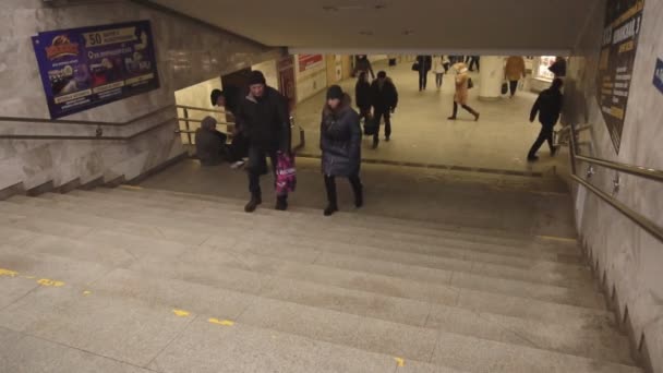 As pessoas atravessam a estrada na hora de ponta underpass, câmera lenta MINSK, BELARUS - 03.02.19 — Vídeo de Stock