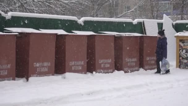 Kisfiú dobja szemetet utcai kukák télen, lassított felvétel Bobruisk, Fehéroroszország - január 14, 2019 — Stock videók