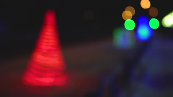 Illuminazione notturna con ghirlande lampeggianti natalizie. Illuminazione a led sfocato decorazione. Capodanno. Contesto. Concetto inizio di vacanze e celebrazioni. Copia spazio e testo — Video Stock