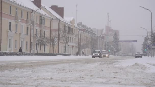 车辆和交通工具在城市雪地的道路上行驶，慢动作，波波瑞克斯，白俄罗斯- 2019年1月14日 — 图库视频影像