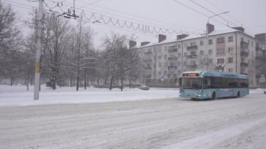 Bobruisk, Belarus - 14 Ocak 2019: İnsanlar şehirde kışın otobüs durağına gelir, kar yağışı, ağır çekim