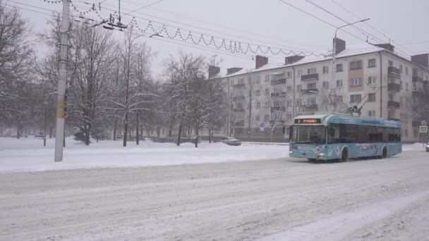 Bobruisk, Λευκορωσία - 14 Ιανουαρίου 2019: Οι άνθρωποι έρχονται στο λεωφορείο στη στάση του λεωφορείου το χειμώνα στην πόλη, χιονόπτωση, αργή mo — Αρχείο Βίντεο