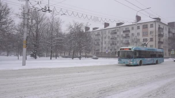 2019年1月14日-ベラルーシのボブリスク:冬の街、雪、スローモのバス停に人々がバスに来る — ストック動画