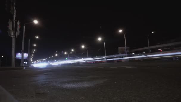 Timelapse ruchu samochodów na nocnej drodze. Życie w mieście. Światła drogowe. Pojazdy z nagłówkami na go na torze autostrady w lecie. Praca, pieniądze, koncepcja biznesu. Zgodność z trybem ograniczenia prędkości w mieście — Wideo stockowe