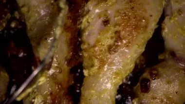 Tavada mayonez ve baharatla kızartılmış yağlı tavuk, abur cubur. Kolesterolle damar tıkanması, ateroskleroz, arka plan, yakın plan