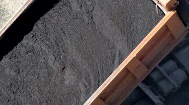 Bir kargo kamyonu asfalt beton karışımını yol tamiri ve endüstri için kaldırım zıpzıpına döküyor. Özel yol ekipmanları, iş