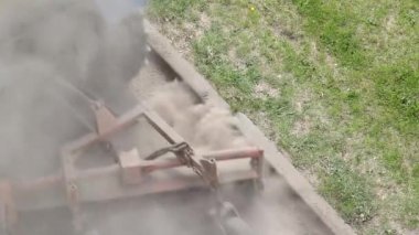 Yeni asfalt ve endüstri sermeden önce bir traktörle yolu temizlemek.