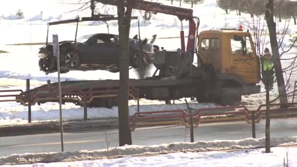Ciężarówka holownicza ewakuuje rozbity samochód po wypadku drogowym w zimie, timelapse — Wideo stockowe