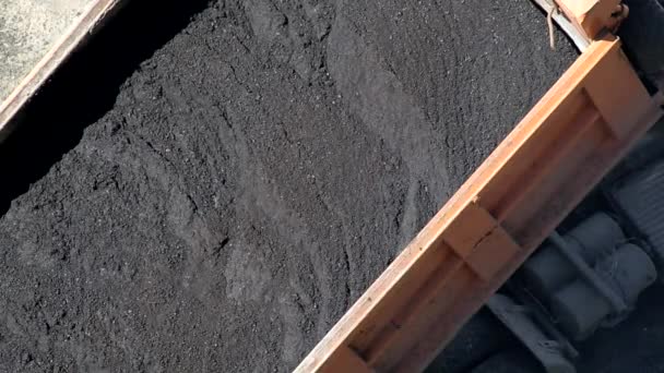 Um caminhão de descarga de carga derrama mistura de concreto asfáltico em um funil paver para reparação rodoviária, indústria. Equipamento rodoviário especial, trabalho — Vídeo de Stock
