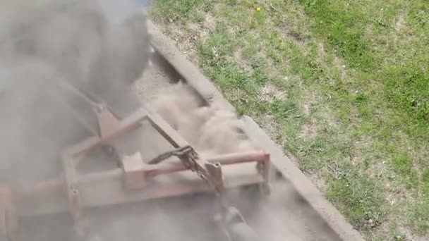 Limpieza de la carretera con un tractor con un cepillo antes de colocar nuevo asfalto, la industria — Vídeos de Stock