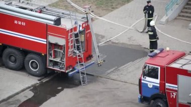 Kurtarma ekipleri yangını söndürmek ve insanları tahliye etmek için itfaiye araçlarından itfaiye ekipmanları hazırlayın.