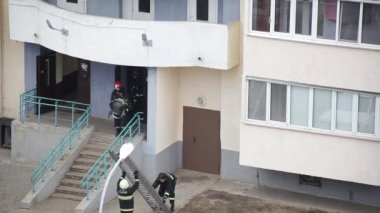 BOBRUISK, BELARUS 27.02.19: İtfaiyeciler yangını söndürmek ve sakinleri tahliye etmek amacıyla yüksek bir binada tatbikat yaptılar