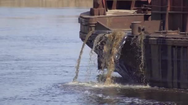 Piszkos víz folyik a folyóba. A szennyvízből és szennyvízből származó vízszennyezés fogalma, másolótér — Stock videók