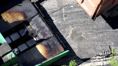 Bir kargo kamyonu asfalt beton karışımını yol tamiri ve endüstri için kaldırım zıpzıpına döküyor. Özel yol ekipmanları, iş