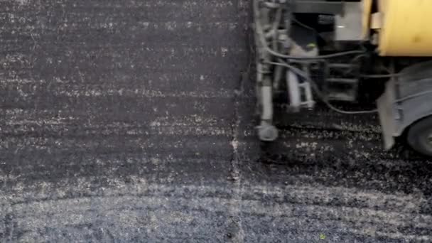 Equipamento especial derrama asfalto velho com betume para melhor colagem de uma nova camada de asfalto, reparação de estradas, indústria — Vídeo de Stock