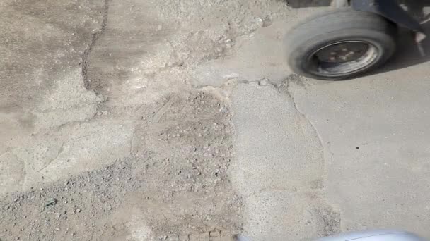 Reinigung der Straße mit einem Traktor mit einem Pinsel vor dem Verlegen von neuem Asphalt, Industrie — Stockvideo