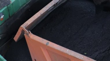 Çöp kamyonu kaldırıma sıcak asfalt döküyor, yol çalışmaları, endüstri..