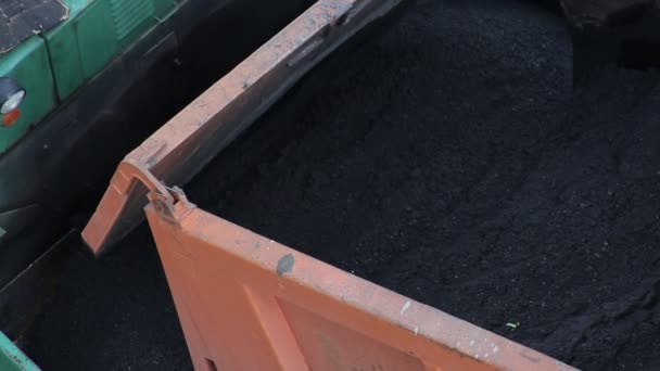 O caminhão de descarga derrama asfalto quente no paver, obras rodoviárias, indústria . — Vídeo de Stock