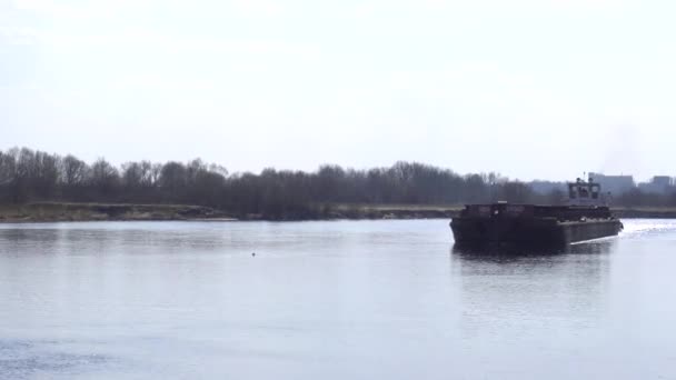 Παλιό πλοίο φορτηγίδα επιπλέει στο ποτάμι, φόντο, βιομηχανία, άνοιξη, time lapse — Αρχείο Βίντεο