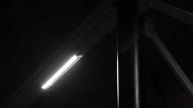 Metal kiriş bölmesindeki lamba ışığı söner ve penceresiz karanlık bir odada açılır. Fabrika, hangar, atölye bölümü. Elektrik kesintisi, üretim alanındaki ağ kısa devresi