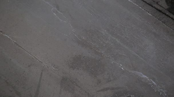 Taze yerleştirilmiş sıcak asfalt dumanın geldiği, yol yüzeyi, boşluğu kopyala — Stok video